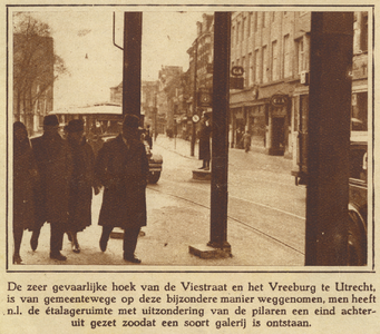 873913 Gezicht op het gevaarlijke kruispunt van de Lange Viestraat (rechts) en het Vredenburg te Utrecht, met in het ...